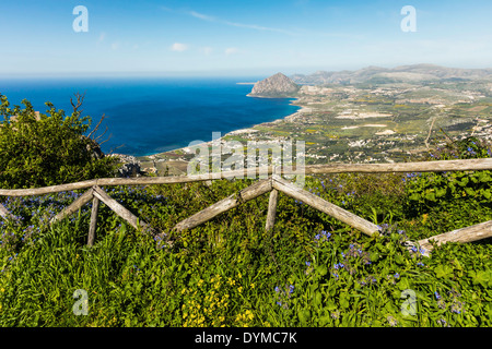 Blick auf Monte Cefano & Custonaci aus dieser historischen Stadt hoch über Trapani auf 750m; Erice, Trapani, Sizilien, Italien Stockfoto