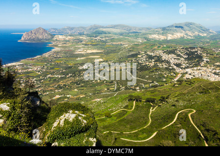 Blick auf Monte Cefano & Custonaci aus dieser historischen Stadt hoch über Trapani auf 750m; Erice, Trapani, Sizilien, Italien Stockfoto