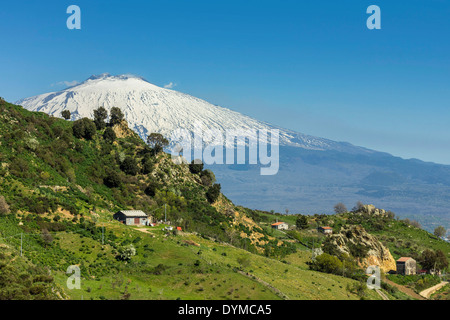 Verschneite Westflanke des Vulkans Ätna vom Hügelland in der Nähe von Cesaro gesehen; Cesaro, Provinz Messina, Sizilien, Italien Stockfoto