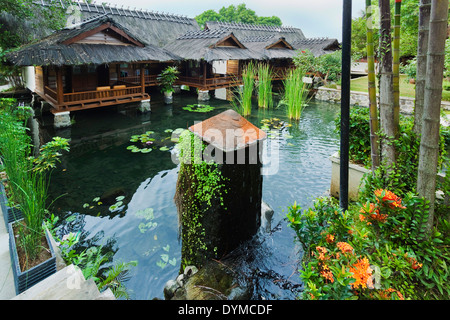 Traditionellen Kampung-Zimmern über Karpfenteiche im Kampung Sumber Alam Hot Springs Hotel; Garut, West-Java, Java, Indonesien Stockfoto