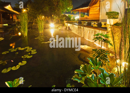Traditionellen Kampung-Zimmern über Karpfenteiche im Kampung Sumber Alam Hot Springs Hotel; Garut, West-Java, Java, Indonesien Stockfoto