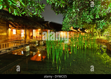 Traditionellen Kampung-Zimmern über Karpfenteiche im Kampung Sumber Alam Hot Springs Hotel; Garut, West-Java, Java, Indonesien Stockfoto