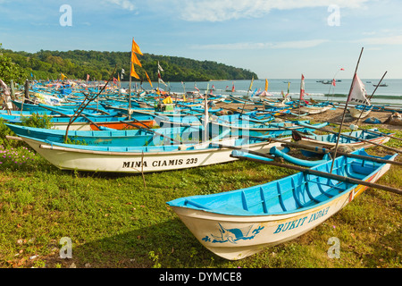 Ausleger Angelboote/Fischerboote auf der Westseite des Isthmus an diesem großen Strand resort an der Südküste, Pangandaran, Java, Indonesien Stockfoto