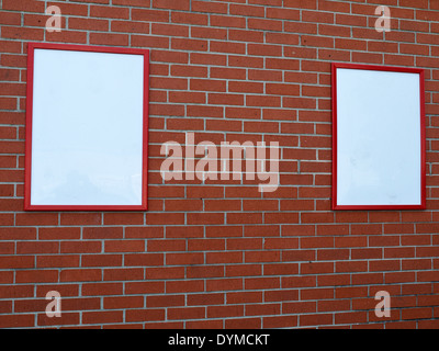 Kein Schnäppchen, leere Werbetafel auf externen Shop Wand UK Stockfoto