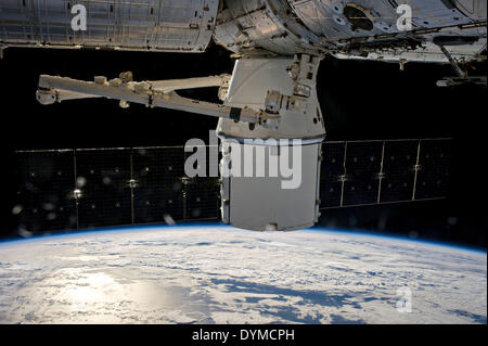 SpaceX CRS-3 Drachen Raumsonde liefert für die Expedition 39 Besatzungsmitglieder tragen zur internationalen Raumstation ISS angedockt 20. April 2014 in der Erdumlaufbahn. Stockfoto