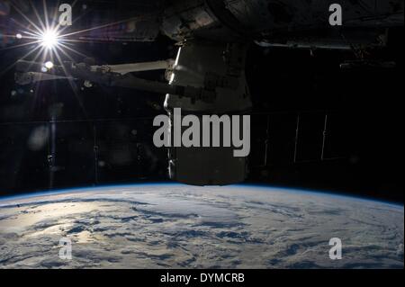 SpaceX CRS-3 Drachen Raumsonde liefert für die Expedition 39 Besatzungsmitglieder tragen zur internationalen Raumstation ISS angedockt 20. April 2014 in der Erdumlaufbahn. Stockfoto