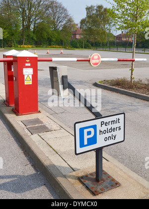 Automatische Schranke mit Inhaber erlauben nur Zeichen UK Stockfoto