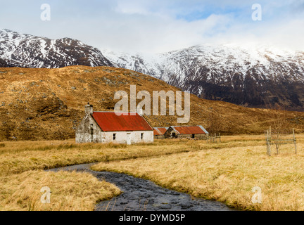 VERLASSENEN HAUS ODER SCHUTZHÜTTE MIT ROTEM DACH IN GLEN AFFRIC SCHOTTLAND Stockfoto