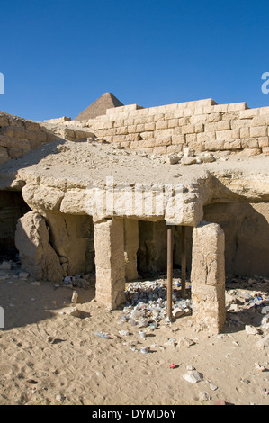 Verschmutzung auf einem Grab in El Giza Plateau in der Nähe der großen Pyramide, Cairo. Stockfoto