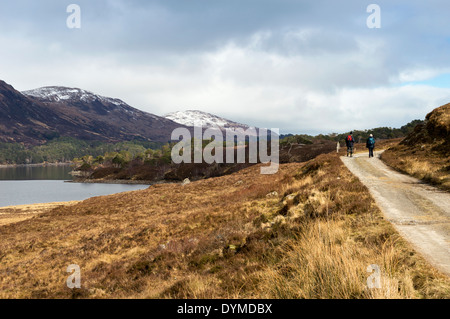 ANFANG FRÜHLING MIT WANDERER AUF EINEM TRAIL IN SCHOTTLAND GLEN AFFRIC Stockfoto