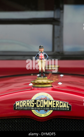 John Bull Kühlerfigur auf einem Vintage Morris Commercial LKW Stockfoto