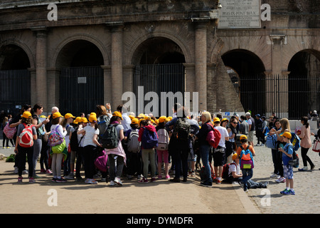 Italien, Rom, Schulgruppe und Kolosseum Stockfoto