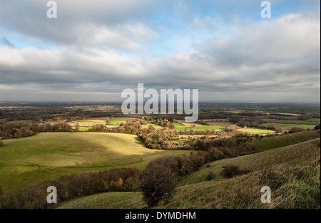 Blick vom Deich des Teufels auf der South Downs Way im Spätherbst, East Sussex, UK Stockfoto