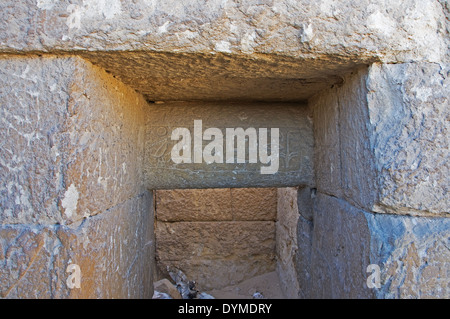 Eingang eines Grabes in der Nähe der großen Pyramide von El Giza.Cairo. Stockfoto