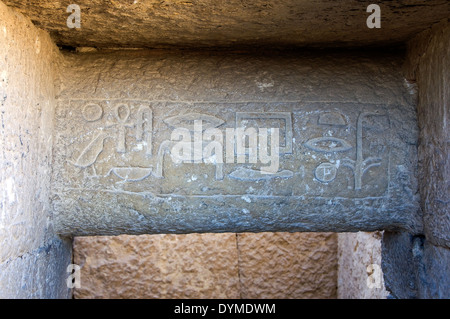 Eingang eines Grabes in der Nähe der großen Pyramide von El Giza.Cairo. Stockfoto