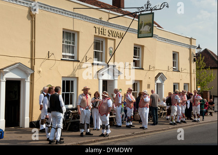 Thaxted Morris Männer führen in rot und weiß und Devil es Dyke Morris in der Stierkampfarena, Thaxted, Essex, England, auf eine herrliche Sonne Stockfoto