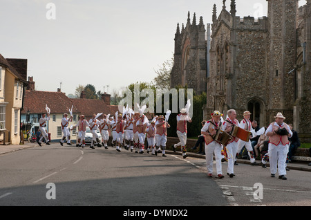 Thaxted Morris Männer führen in rot und weiß und Devil es Dyke Morris in der Stierkampfarena, Thaxted, Essex, England, auf eine herrliche Sonne Stockfoto