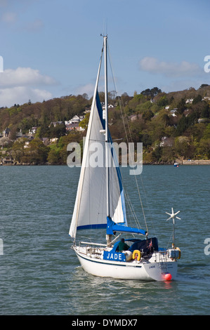 Yacht segeln auf Menaistraße zwischen Anglesey & Bangor North Wales UK Stockfoto