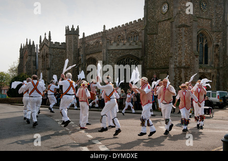 Thaxted Morris Männer führen in rot und weiß und Devil es Dyke Morris in der Stierkampfarena, Thaxted, Essex, England, auf eine herrliche Sonne Stockfoto