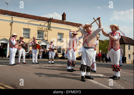 Thaxted Morris Männer führen in rot und weiß und Devil es Dyke Morris in der Stierkampfarena, Thaxted, Essex, England, auf eine herrliche Sonne Stockfoto