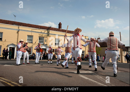 Thaxted Morris Männer führen in rot und weiß und Devil es Dyke Morris in der Stierkampfarena, Thaxted, Essex, England, auf eine herrliche Sonne Stockfoto