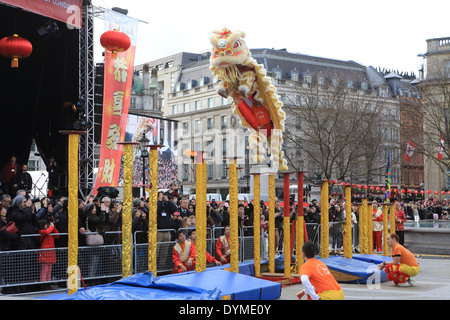 Die spektakuläre Tanz Löwe für das chinesische Neujahr, 2014, Jahr des Pferdes, Trafalgar Square, London Stockfoto