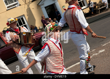 Thaxted Morris Männer führen in rot und weiß und Devil es Dyke Morris in der Stierkampfarena, Thaxted, Essex, England, auf eine herrliche Sonne Stockfoto