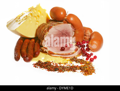 Wurst und Käse, Fleischprodukte in schön appetitlich Stillleben, isoliert auf weißem Hintergrund Stockfoto