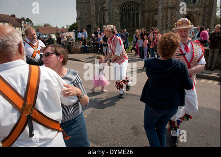 Thaxted Morris Männer führen in rot und weiß und Devil es Dyke Morris in der Stierkampfarena, Thaxted, Essex, England, auf eine herrliche Sonne Stockfoto