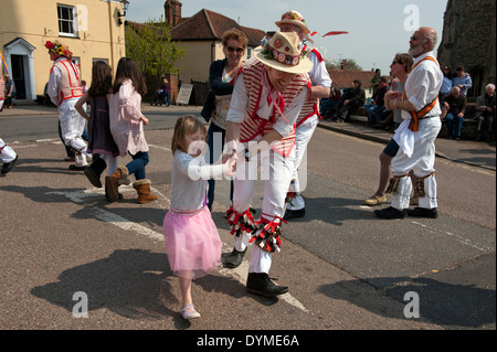 Thaxted Morris Männer führen in rot und weiß und Devil es Dyke Morris in der Stierkampfarena, Thaxted, Essex, England, auf eine herrliche Sonne Stockfoto