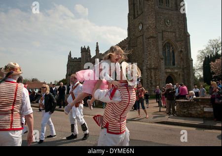 Thaxted Morris Männer führen in rot und weiß und Devil es Dyke Morris in der Stierkampfarena, Thaxted, Essex, England, auf eine herrliche Sonne Stockfoto