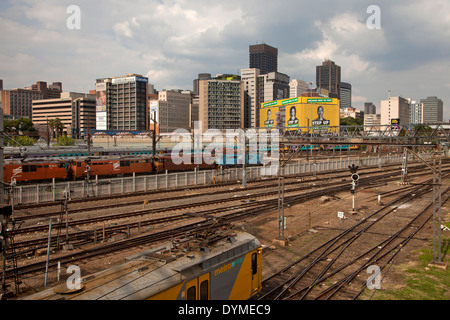 Züge und Strecken des Hauptbahnhofs Park und die Skyline von Johannesburg, Gauteng, Südafrika, Afrika Stockfoto