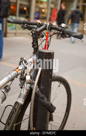 Fahrrad auf einen Bürgersteig Fahrradständer in New York City gesperrt Stockfoto