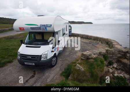 Wohnmobile in küstennahen Layby bei Penmon auf Anglesey North Wales UK hochgezogen Stockfoto