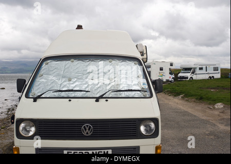Wohnmobile in küstennahen Layby bei Penmon auf Anglesey North Wales UK hochgezogen Stockfoto