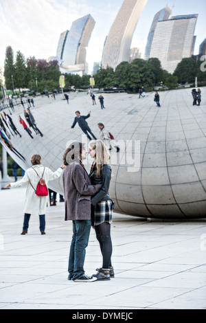 Skulptur Cloud Gate oder The Bean mit Skyline Innenstadt spiegelt sich in polierte Oberfläche Millennium-Park in Chicago, Illinois Stockfoto