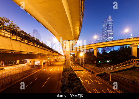 schöne Stadt Austausch Überführung bei Einbruch der Dunkelheit in shanghai Stockfoto