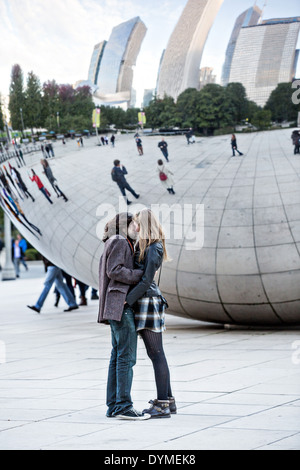 Skulptur Cloud Gate oder The Bean mit Skyline Innenstadt spiegelt sich in polierte Oberfläche Millennium-Park in Chicago, Illinois Stockfoto