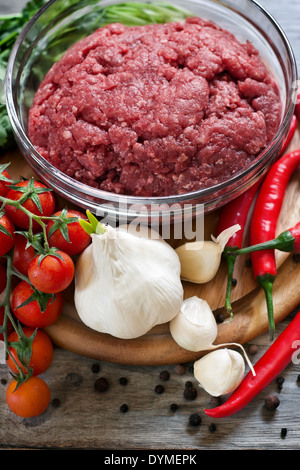 Hackfleisch, Chili-Pfeffer, Cherry Tomaten und Knoblauch. Selektiven Fokus. Stockfoto