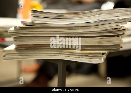 Stapel Zeitschriften auf einem Metall-Tisch Stockfoto