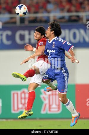 Guangzhou. 22. April 2014. Elkeson (L) von Guangzhou Evergrade wetteifert mit Yuji Nakazawa von Yokohama F.Marinos während eines Spiels der Gruppe G bei AFC Champions League in Guangzhou, China am 22. April 2014. © Liu Dawei/Xinhua/Alamy Live-Nachrichten Stockfoto