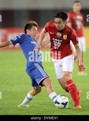 Guangzhou, China. 22. April 2014. Zhao Xuri (R) Evergrade des Guangzhou wetteifert um den Ball während eines Spiels der Gruppe G gegen Yokohama F.Marinos AFC Champions League in Guangzhou, China, am 22. April 2014. © Liu Dawei/Xinhua/Alamy Live-Nachrichten Stockfoto