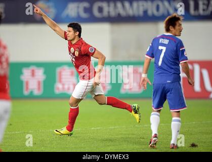 Guangzhou, China. 22. April 2014. Elkeson (L) von Guangzhou Evergrade feiert sein Ziel während eines Spiels der Gruppe G gegen Yokohama F.Marinos AFC Champions League in Guangzhou, China, am 22. April 2014. © Liu Dawei/Xinhua/Alamy Live-Nachrichten Stockfoto