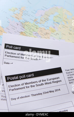 22. April 2014. Umfrage-Karten und Post Card für 22. Mai 2014 bei den Wahlen zum Europäischen Parlament MdEP abstimmen Abstimmung wurden an private Haushalte in Großbritannien heute geliefert. Stockfoto