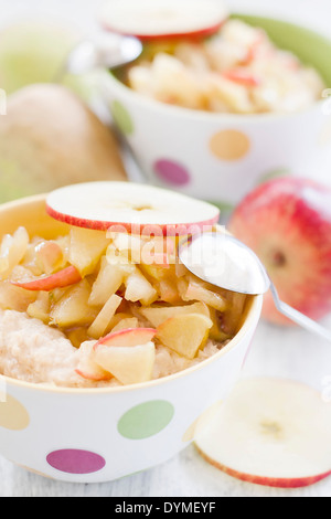 Traditionelle Hafer Porridge mit karamellisierten Äpfeln. Selektiven Fokus. High-Key. Stockfoto