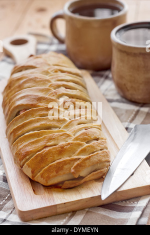 Traditionelle russische Kohl Kuchen mit Tee. Selektiven Fokus. Stockfoto