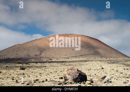 Große Basalt vulkanische Bombe vor Montaña Colorada, Stockfoto