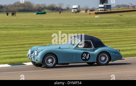 1955 Jaguar XK140 Lightweight Coupé mit Fahrer, Trevor Groom, Tony Gaze Trophy, 72. Goodwood Mitgliederversammlung, Sussex, UK Stockfoto