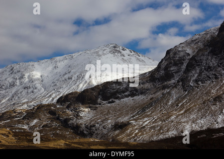 Mit Blick auf den Schnee bedeckt Buachaille Etive Beag - Stob Coire Raineach Glencoe frühen Frühling Stockfoto