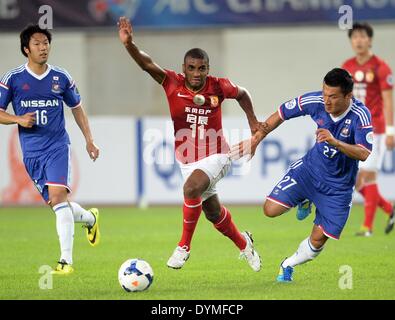 Guangzhou, China. 22. April 2014. Luiz Muriqui (2. L) von Guangzhou Evergrade wetteifert mit Seitaro Tomisawa von Yokohama F.Marinos während eines Spiels der Gruppe G bei AFC Champions League in Guangzhou, China, am 22. April 2014. © Liu Dawei/Xinhua/Alamy Live-Nachrichten Stockfoto